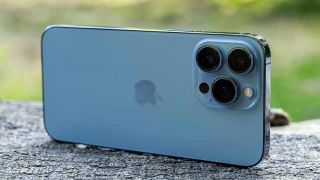 iPhone 13 Pro sát giá 10 triệu, rẻ ngang iPhone 12, trang bị vẫn mạnh thua iPhone 16 Pro không mấy