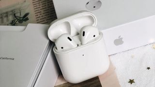 AirPods 2 xuống giá kịch sàn: Giảm gần 2 triệu so với giá gốc, trang bị chip H1 siêu tốc độ