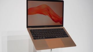 MacBook Air 2017 rớt giá mạnh chỉ hơn 8 triệu: Thiết kế sang trọng miễn chê, hiệu năng đỉnh nóc kịch trần