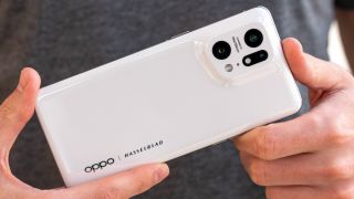 Rẻ hơn iPhone 13, chọn ngay OPPO Find X5 Pro với mặt lưng gốm xịn sò, camera Hasselblad đẳng cấp