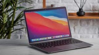MacBook Air M1 xuống giá rẻ chưa từng có từ trước đến nay, vẫn là laptop mỏng nhẹ số 1 cho dân văn phòng