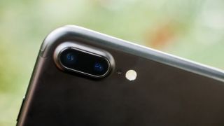 Chỉ còn hơn 2 triệu đồng, iPhone 7 Plus mất giá 90%, camera zoom quang 2x như iPhone 16 mới