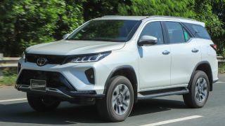 Giá lăn bánh Toyota Fortuner giữa tháng 1/2025 rẻ hơn Ford Everest, hạ knock-out Hyundai Santa Fe