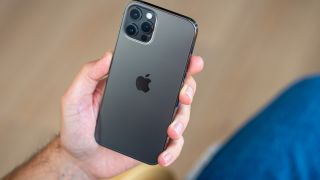 Vua thép giá rẻ vẫn là iPhone 12 Pro, camera 3 mắt, viền thép sang xịn mịn ăn đứt iPhone 16