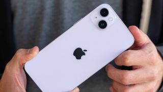 Vua iPhone màn to pin trâu giá rẻ iPhone 14 Plus hạ giá kịch sàn, quyết áp đảo doanh số Galaxy S24+