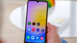 Đây là Galaxy A25 5G, vua 5G giá rẻ, hạ kịch sàn, màn 120Hz như Galaxy S25 Ultra, ăn đứt iPhone 16