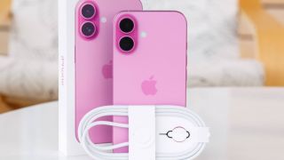 Đây là chiếc iPhone nhỏ gọn hỗ trợ AI giá rẻ nhất tháng 5, màu hồng cực đẹp, so kè doanh số cực gắt với Galaxy S25