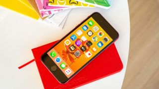 Chỉ hơn 2 triệu, chiếc iPhone này mạnh ngang iPhone 11, có thể so kè với vua tầm trung Galaxy A56