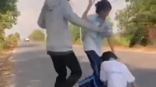 Phẫn nộ clip 1 nữ sinh bị nhóm nữ sinh đánh đập dã man, không thể phản kháng, nhà trường nói gì?