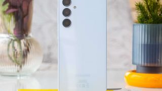 Đây là vua màn lớn tầm trung của năm 2024, giá rẻ như bèo trong tháng 5/2025, ăn đứt iPhone 16 Plus