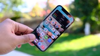 Đây là vua iPhone nhỏ gọn, giá chưa đầy 5 triệu, ăn đứt Galaxy A56, chụp ảnh đẹp như iPhone 16