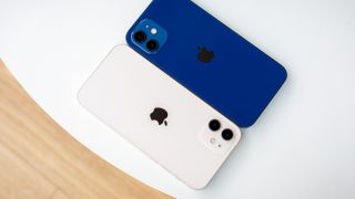 Đây là iPhone 5G giá rẻ nhất Việt Nam, kèm màn OLED xịn, camera kép như iPhone 16, lấn át Galaxy A56