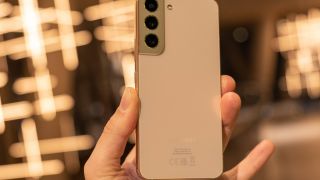 Galaxy S22 5G rớt giá không phanh tháng 5, khách Việt mua máy ngon hơn iPhone 16 rẻ như tầm trung