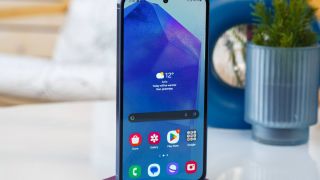 Vua AI Phone tầm trung Galaxy A55 giá 7,6 triệu, diện mạo lẫn tính năng xịn như Galaxy S25, màn hình xịn hơn iPhone 16