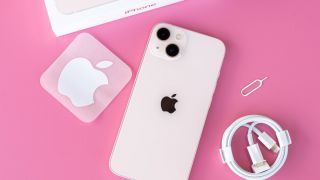 Giá iPhone 13 fullbox chạm mốc 11,6 triệu, rẻ chưa từng có, màu hồng đẹp như iPhone 15, vẫn trên cơ Galaxy A56