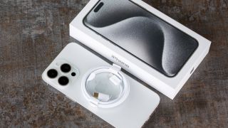 Chiến binh hiệu năng iPhone 15 Pro Max sale sập sàn cả chục triệu, deal nóng bỏng tay át vía Galaxy S25 Ultra