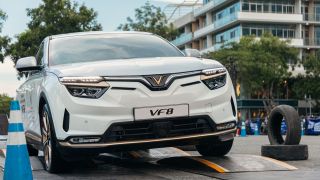 Khách Việt lần đầu thử VF 8 leo dốc, lội nước: Xe xăng thì ngại nhưng xe điện chinh phục đơn giản