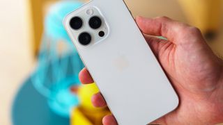 Giá đập hộp iPhone 15 Pro giảm kỷ lục 17 triệu, trang bị mạnh top 1 vẫn đủ sức chiến Galaxy S25 Ultra