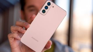 Giá đập hộp Galaxy S22 Plus rẻ chưa từng có, AI thông minh vượt mặt iPhone 16