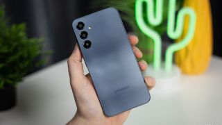 Đây là cực phẩm giá rẻ như cho nhưng có chip của vua tầm trung, màn xịn lấn át cả iPhone 16
