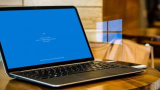 Troll đồng nghiệp bằng cách tạo màn hình chết chóc hay màn hình update Windows