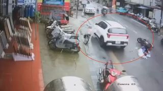 Kinh hoàng clip ô tô tông liên hoàn 3 xe máy ở Sa Pa khiến cháu bé 5 tuổi tử vong thương tâm 