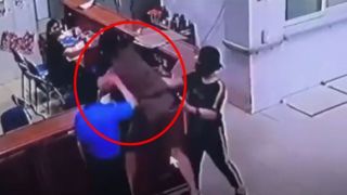 Xôn xao clip nữ nhân viên y tế bị người đàn ông đánh ngay tại bệnh viện, cơ quan chức năng vào cuộc