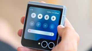 Galaxy Z Flip6 gập nhỏ gọn giảm hơn 10 triệu đầu tháng 6, AI thông minh vượt mặt iPhone 16