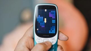 Nokia 3210 4G giảm kịch sàn, vua máy cục gạch, có cả 4G, chơi được nhiều game huyền thoại