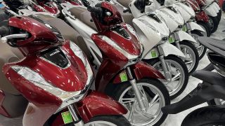 Honda SH 2025 giảm giá 'thủng đáy' tại đại lý đầu tháng 6/2025: Khách Việt ùn ùn mua vì rẻ hiếm thấy