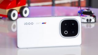 Giá đập hộp iQOO 13 rẻ hơn iPhone 13, trang bị ngang cơ Galaxy S25 Ultra, vua chip rồng giá rẻ