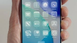 iOS 26 chính thức ra mắt: Giao diện lột xác hoàn toàn, iPhone 11 là có thể cập nhật ngay!