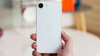 iPhone 16e rẻ kỷ lục trong tháng 6, mạnh không kém iPhone 16 Pro Max nhiều, siêu hút khách tại Nhật
