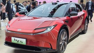 Toyota chính thức ra mắt mẫu SUV điện đẹp long lanh giá 414 triệu đồng: Dân tình đổ xô mua vì quá rẻ