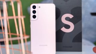Galaxy S22 Plus sập giá hơn 6 triệu, trang bị vẫn mạnh hơn iPhone 16 Plus, so kè với iPhone 15 Pro