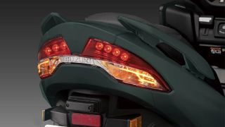 Suzuki chính thức ra mắt ‘huyền thoại xe ga’ mới chất hơn Honda SH: Có phanh ABS 2 kênh, giá hấp dẫn