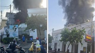 Hiện trường khói đen nghi ngút bốc lên hàng chục mét trong đám cháy lớn tại tâm tiệc cưới ở TP.HCM