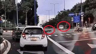 Dân mạng lan truyền clip xe cứu thương va chạm với xe máy, công an thông tin nóng về vụ việc