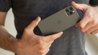 iPhone 12 Pro giá rẻ dễ mua chưa từng thấy, viền thép bóng, camera zoom quang ăn đứt iPhone 16