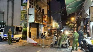 Hiện trường vụ người đàn ông rơi xuống từ nhà cao tầng ở Hà Nội, nhân chứng tiết lộ cảnh kinh hoàng
