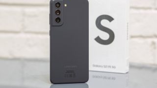 Galaxy S21 FE vẫn sẵn hàng, chỉ từ 4 triệu, rẻ đến ngỡ ngàng cho một siêu phẩm mạnh hơn iPhone 16