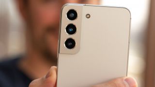 Galaxy S22 5G siêu giảm, rẻ bằng nửa iPhone 11, từng là kẻ hủy diệt iPhone 13, 2025 át vía iPhone 16