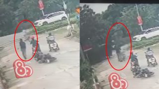 Clip người đàn ông cứu cậu bé mắc kẹt trên đường ray, thót tim cảnh giành giật trên tay tử thần