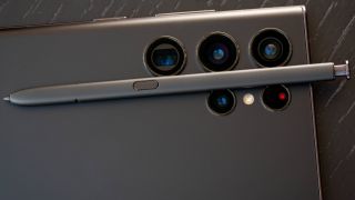 Galaxy S22 Ultra dễ mua như kẹo, trang bị xịn không kém Galaxy S25 Ultra nhiều, ăn đứt iPhone 16 Pro