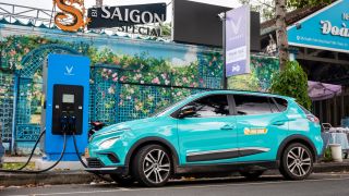 Thêm trạm sạc V-Green siêu nhanh 120 kW cho xe đỗ dưới lòng đường ở trung tâm TP. Hồ Chí Minh