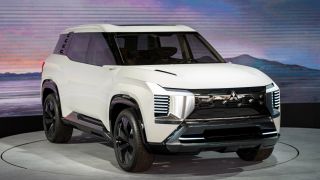 Mitsubishi ra mắt mẫu SUV cỡ C đẹp long lanh giá 640 triệu đồng: Hạ đo ván Mazda CX-5 và Honda CR-V