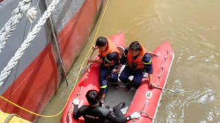 NÓNG: Phát hiện thi thể nam giới mắc kẹt dưới khu neo đậu tàu thuyền, công an đang xác minh danh tính