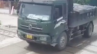 Đà Nẵng: Cận cảnh xe ben nối đuôi dừng tại đường sắt, một tài xế bị xử phạt 