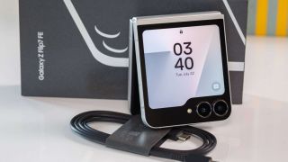 Mở hộp, đánh giá nhanh Galaxy Z Flip7 FE: ‘Bình cũ rượu mới’, thiết kế tối giản, giá rẻ dễ trải nghiệm