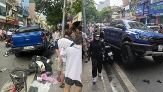 Kinh hoàng hiện trường ô tô điên gây tai nạn liên hoàn ở Khâm Thiên, nạn nhân nằm gọn dưới gầm xe